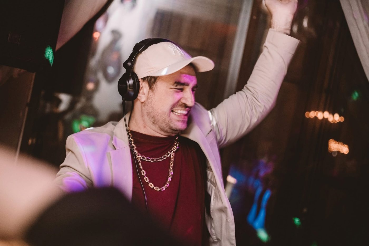 MAZIK sorrindo na cabine do Basement
