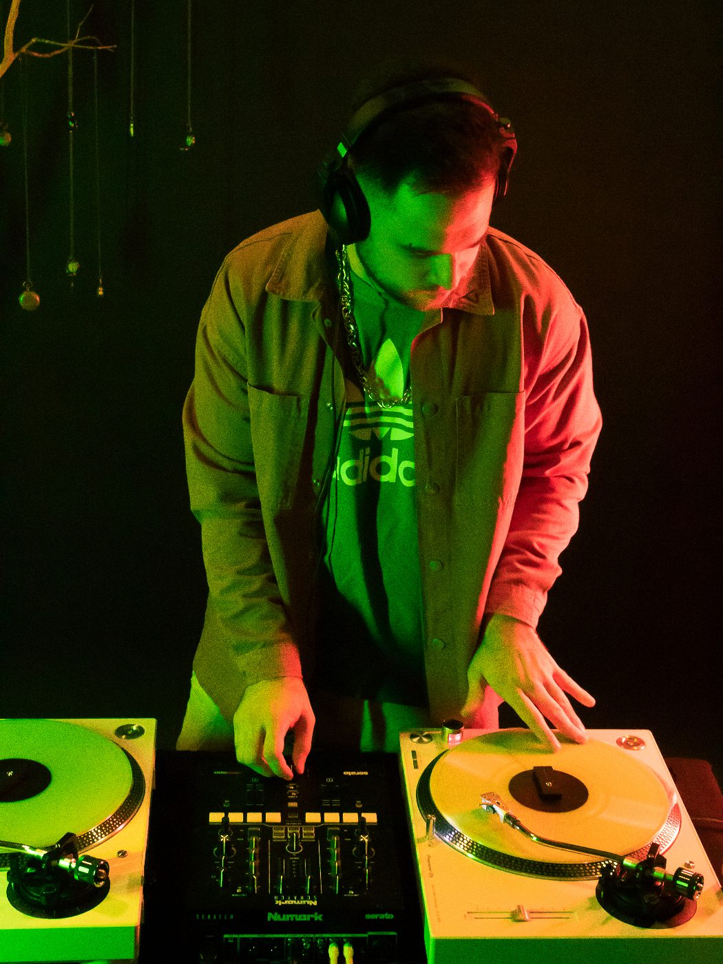 Mãos de MAZIK nos toca-discos e no mixer